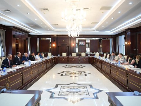 Parlamentdə ÜST nümayəndəsi ilə uşaqlıq boynu xərçəngi müzakirə olundu