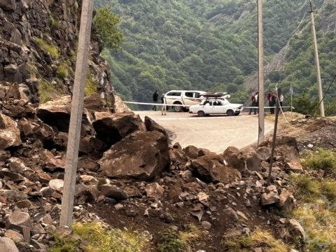 İsmayıllı-Lahıc avtomobil yolu qaya parçalarından təmizlənir