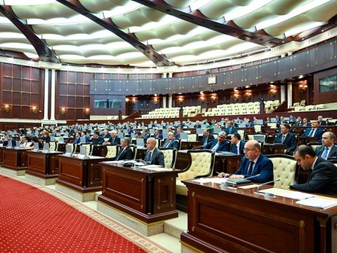 Parlamentin son iclasında kədərli görünən DEPUTATLAR