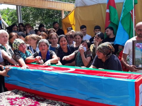 Şəhid Əhliman Əsgərovun nəşinin qalıqları Şəmkirdə torpağa tapşırıldı