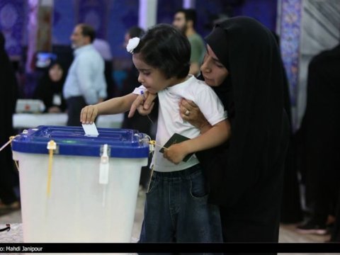 İran seçkiləri: Pezeşkian yenidən öndə gedir - YENİLƏNİB