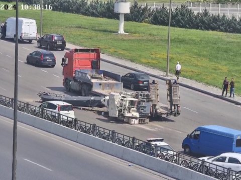 Yük avtomobilinin üzərindəki texnika yola düşdü