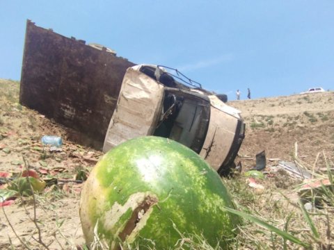 Qarpız dolu yük maşını dərəyə aşdı - FOTO