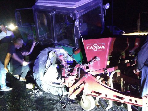 İki maşın traktorla toqquşdu - Yaralılar var 