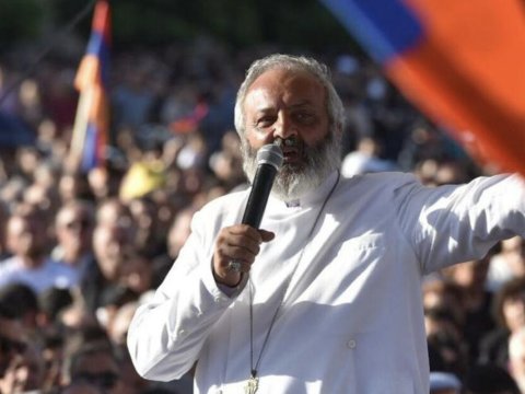 İrəvandakı səfirlər qiyamçı keşişin istəyini RƏDD ETDİLƏR