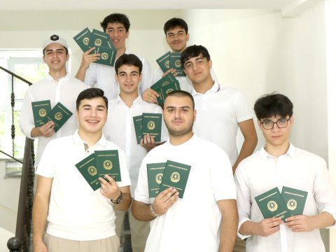 Məzunlara attestatlar verilir