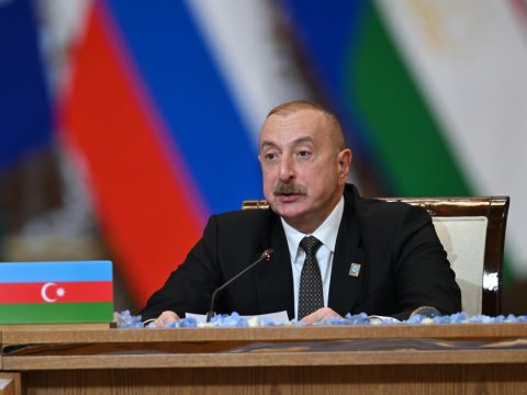 Prezident Şərq-Qərb və Şimal-Cənub nəqliyyat dəhlizlərindən danışıb