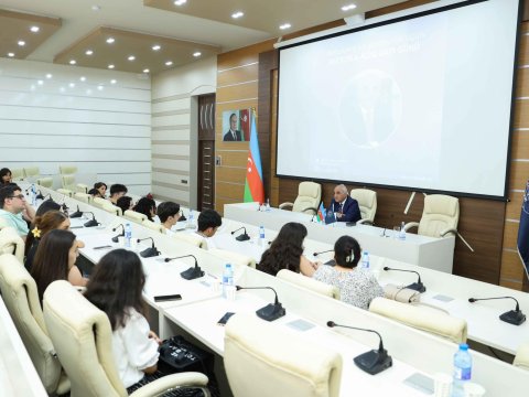 UNEC rektoru abituriyent və valideynlərlə görüşüb - FOTO