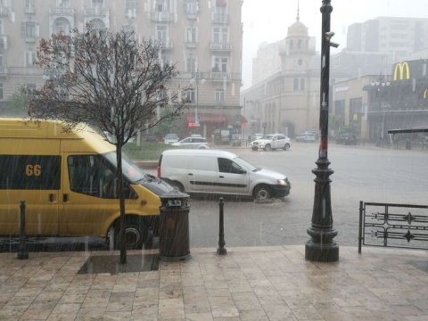Tbilisidə güclü külək və yağış - Şəhərə ziyan dəyib