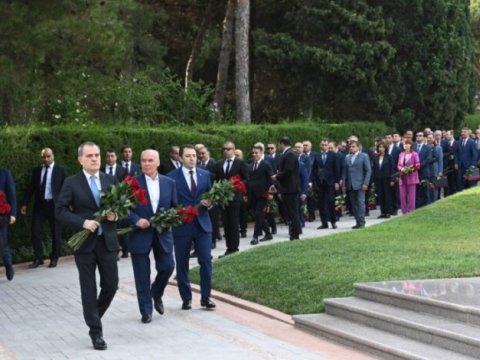 Diplomatlar Fəxri Xiyabanı və Şəhidlər Xiyabanını ziyarət edib