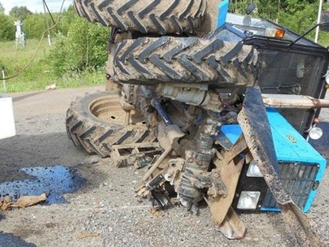 Tovuzda maşın traktorla toqquşdu - Yaralananlar var