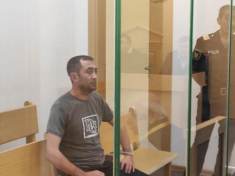 Sumqayıtda evə silahlı basqın edərək 3 nəfəri öldürən şəxsin məhkəməsi başladı