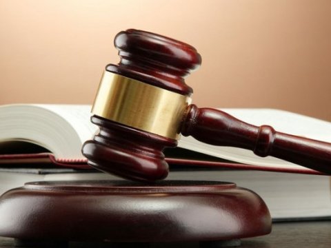 Anasını öldürən gənc hakim qarşısına çıxarılır