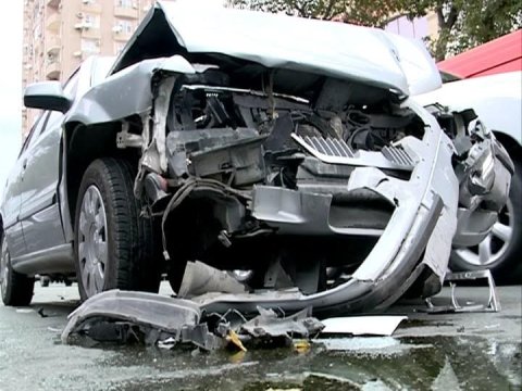 Minik maşını işıq dirəyinə çırpıldı