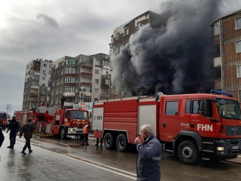 Bakıda yaşayış binasında yanğın - VİDEO