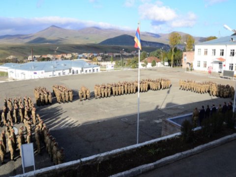 Ermənistanda mülki şəxslər hərbi hissəyə hücum edib