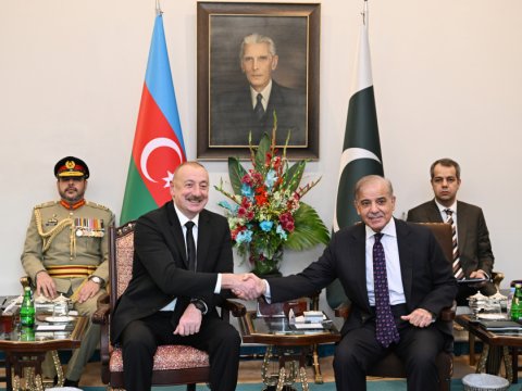 İlham Əliyevin Şahbaz Şəriflə məhdud tərkibdə görüşü olub
