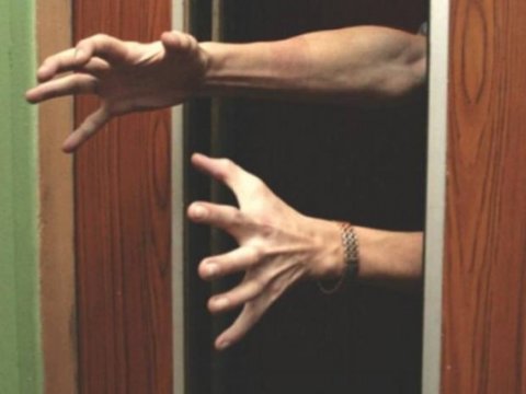Liftdə köməksiz qalan 2 nəfər xilas edildi