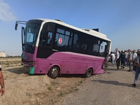 Sumqayıtda avtobus TIR-la toqquşdu - 11 nəfər yaralandı