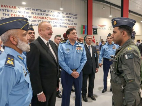 Azərbaycan&nbsp;Prezidenti İslamabadda hərbi bazadakı sərgidə - FOTOLAR