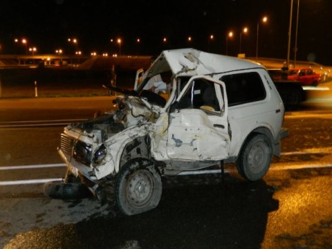 Lerikdə "Niva" ağaca çırpılıb - Xəsarət alanlar var