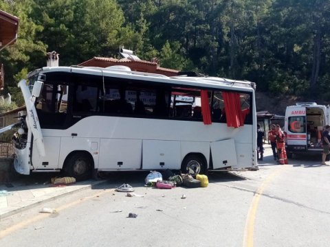 Türkiyədə avtobus qəzası - Ölən və yaralananlar var