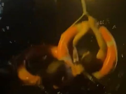 Qadın bulvarda dənizə düşdü, xilas edildi - VİDEO