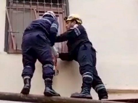 Köməksiz vəziyyətdə qalmış azyaşlı xilas edildi&nbsp;-&nbsp;VİDEO