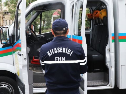 Mənzildə köməksiz vəziyyətdə qalan şəxs xilas edildi