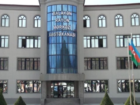 Motosikletçi yoldan çıxıb aşdı, komaya düşdü