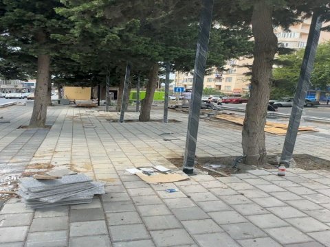 Bakının mərkəzində quraşdırılan metal konstruksiyalar söküldü -&nbsp;FOTO