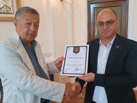 Zərdabi mükafatı və AJB-nin üzvlük vəsiqəsi jurnalistə təqdim olundu - FOTO