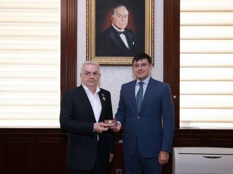 Məşhur onkoloqa “Heydər Əliyevin 100 illiyi” yubiley medalı təqdim edildi
