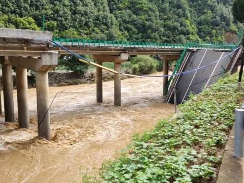 Çində körpü uçdu: 11 nəfər öldü