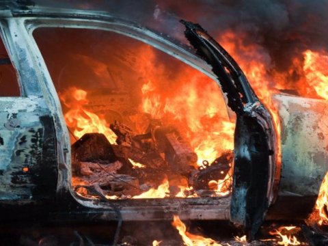 &ldquo;Hyundai&rdquo; dəmir maneəyə çırpılıb yandı