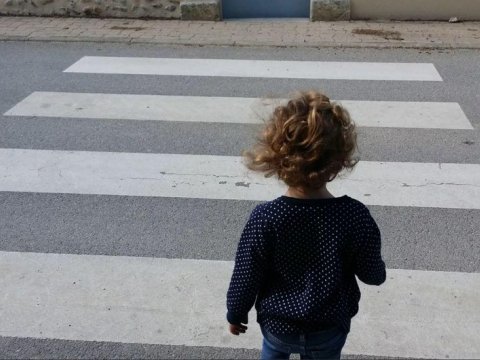 Yolu keçən ana və körpəni maşın vurdu - Azyaşlı xəstəxanada öldü