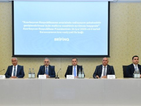 Ölkədə radioyayım şəbəkəsinin genişləndirilməsi ilə bağlı brifinq keçirilib -&nbsp;FOTOLAR