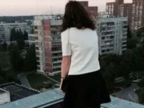 Xırdalanda 22 yaşlı qadını binadan atdılar - Əri tutuldu