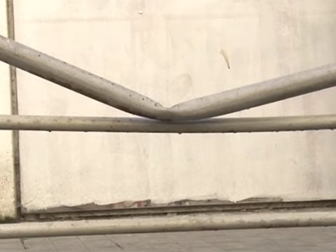 Arvadını binadan atıb yerdə təpikləyirmiş - VİDEO