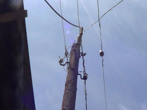 18 yaşlı gənc özünü işıq dirəyindən atıb