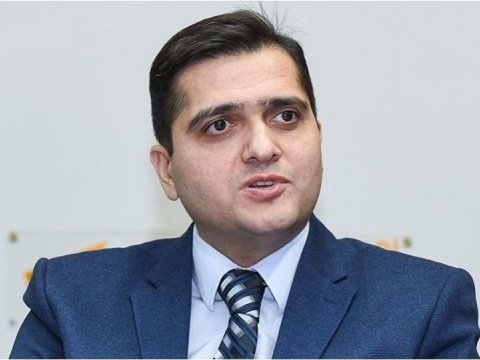 Elxan Şahinoğlu topladığı imzaları DSK-ya təqdim etdi