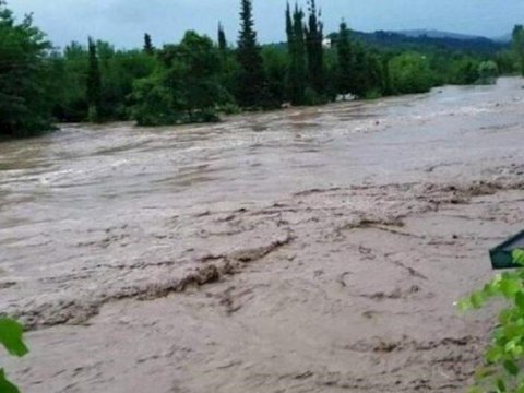 Leysan yağıb, çaylardan sel keçib - FAKTİKİ HAVA