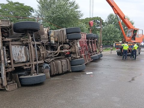 Yanacaq daşıyan qoşqulu maşın aşdı, xəsarət alan var - FOTO