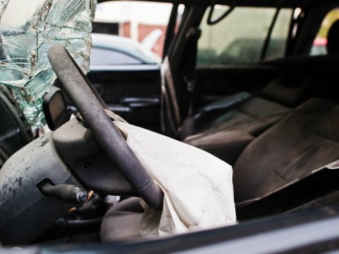 Bakıda maşın işıq dirəyinə çırpıldı, sərnişin öldü