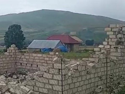Gədəbəydə sənədsiz&nbsp;tikili söküldü