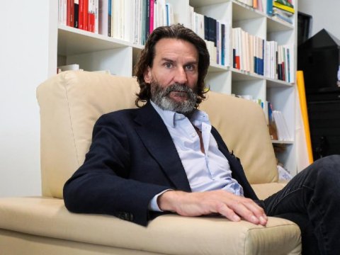 Zorlamada suçlanan yazıçının işinə xitam verildi