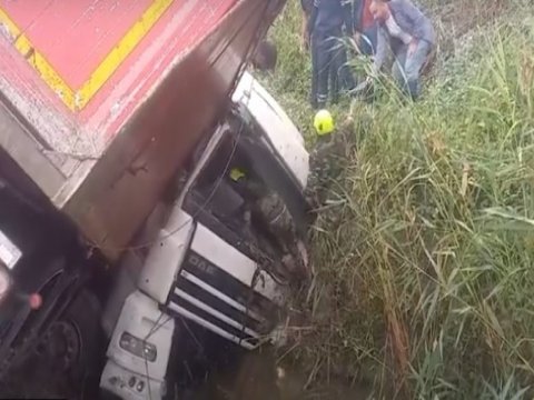 Yük avtomobili kanala düşdü - VİDEO