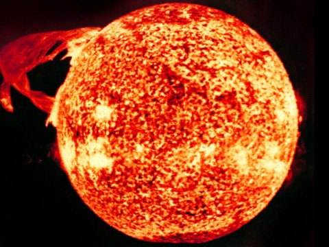 Günəşdə ötən gün səkkiz güclü partlayış olub