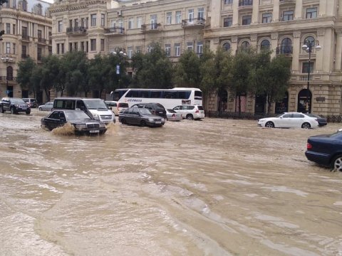 Bakı-Qazax yolunda yağış suları maşınların hərəkətini çətinləşdirib