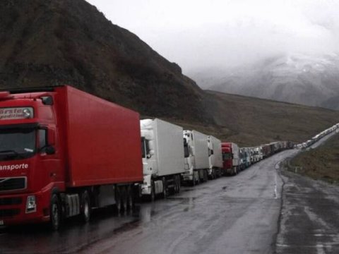 Ermənistanın 900-dək maşını&nbsp;&ldquo;Yuxarı Lars&rdquo;da&nbsp;qalıb